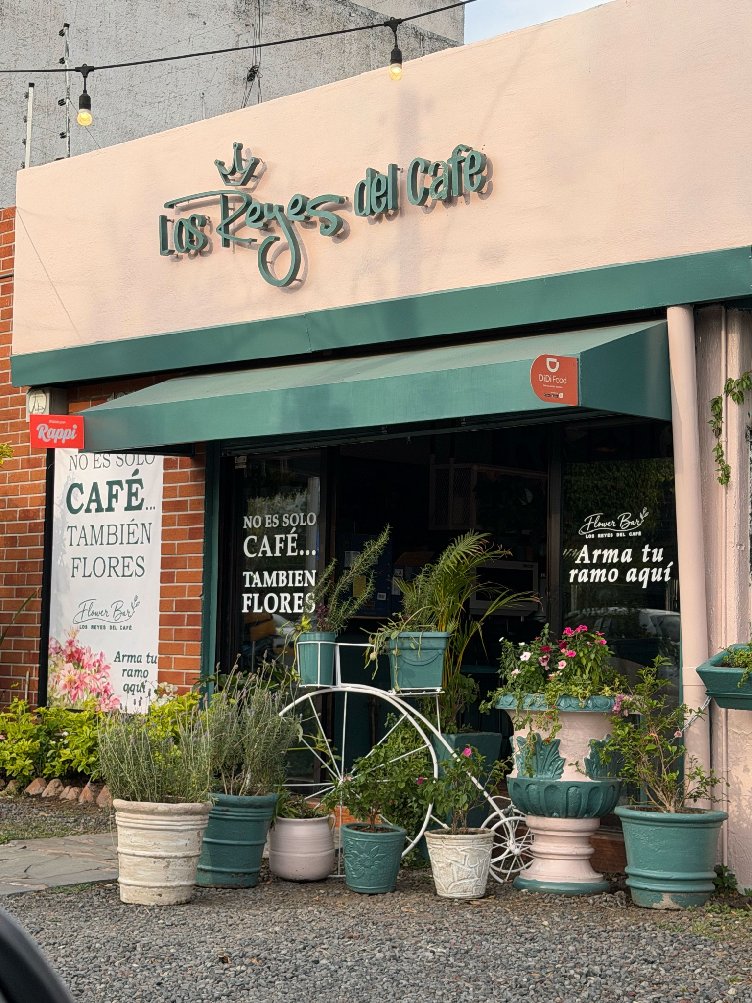 Fachada Los Reyes del Café